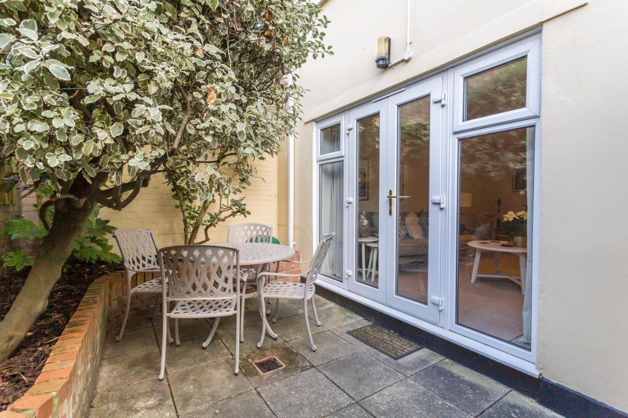 Modern Mews House With Free Parking Space, And Patio By Huluki Sussex Stays Брайтонн Экстерьер фото